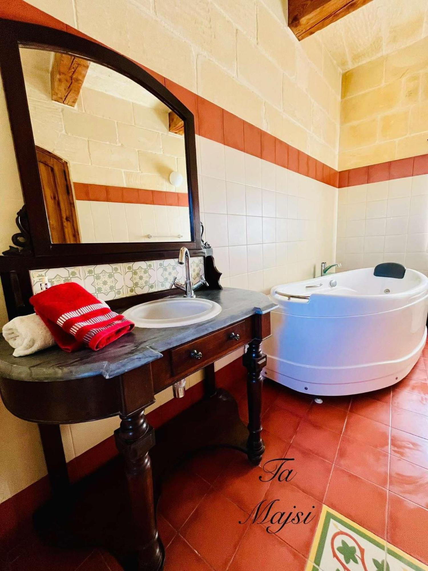 Ta Majsi Farmhouse With Indoor Heated Pool San Lawrenz Eksteriør bilde